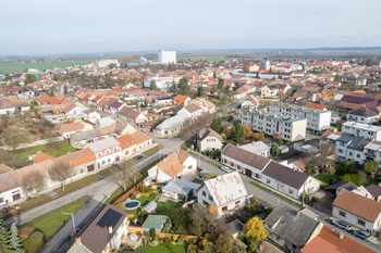 Letecký pohled na dům a okolí - Prodej domu 150 m², Městec Králové