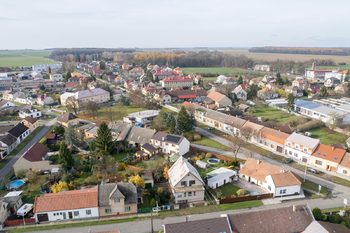 Letecký pohled na dům a okolí - Prodej domu 150 m², Městec Králové