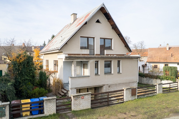 Pohled na dům z ulice - Prodej domu 150 m², Městec Králové