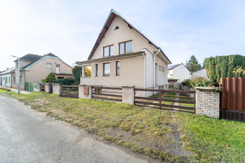 Pohled na dům z ulice - Prodej domu 150 m², Městec Králové