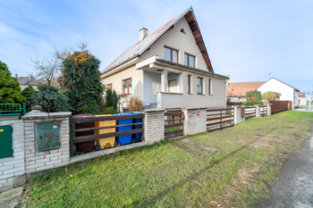 Pohled na dům z ulice - Prodej domu 150 m², Městec Králové 