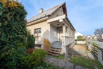 Pohled na dům z pozemku - Prodej domu 150 m², Městec Králové