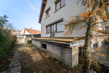 Pohled na dům z pozemku - Prodej domu 150 m², Městec Králové