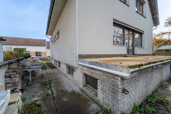 Pohled na dům z pozemku - Prodej domu 150 m², Městec Králové