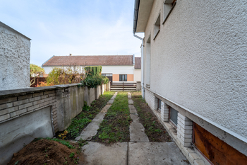 Pohled na dům z pozemku - Prodej domu 150 m², Městec Králové