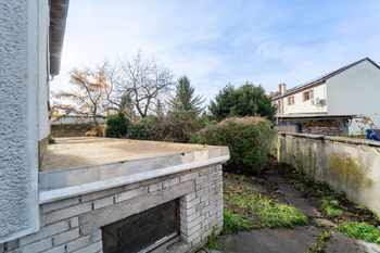 Pohled na dům a pozemek - Prodej domu 150 m², Městec Králové