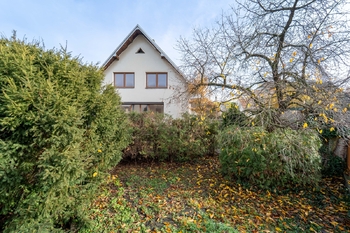 Pohled na dům z pozemku - Prodej domu 150 m², Městec Králové