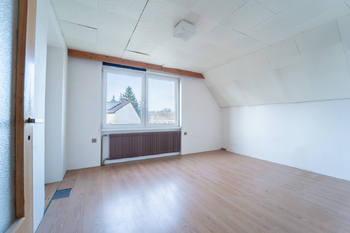 Pokoje v patře domu - Prodej domu 150 m², Městec Králové