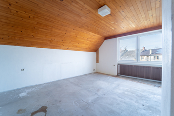 Pokoje v patře domu - Prodej domu 150 m², Městec Králové