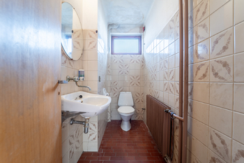 Samostatné WC v přízemí - Prodej domu 150 m², Městec Králové