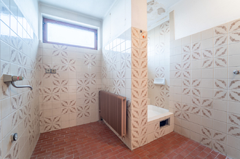 Koupelna v přízemí - Prodej domu 150 m², Městec Králové