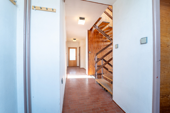Chodba v přízemí - Prodej domu 150 m², Městec Králové
