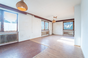 Obývací pokoj propojený s kuchyňským koutem - Prodej domu 150 m², Městec Králové