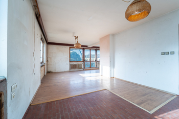 Obývací pokoj propojený s kuchyňským koutem - Prodej domu 150 m², Městec Králové