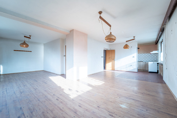 Obývací pokoj propojený s kuchyňským koutem - Prodej domu 150 m², Městec Králové