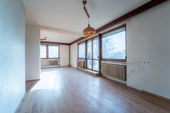 Obývací pokoj propojený s kuchyňským koutem - Prodej domu 150 m², Městec Králové