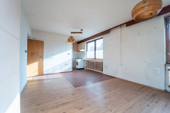 Obývací pokoj propojený s kuchyňským koutem - Prodej domu 150 m², Městec Králové