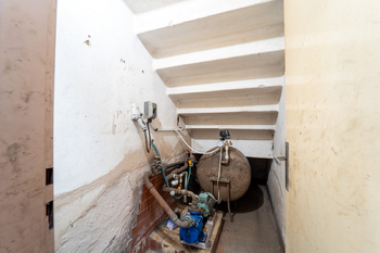 Suterén domu a původní technické vybavení - Prodej domu 150 m², Městec Králové