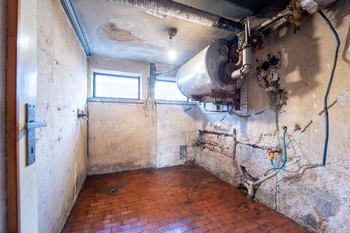 Suterén domu a původní technické vybavení - Prodej domu 150 m², Městec Králové