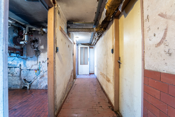 Suterén domu a původní technické vybavení - Prodej domu 150 m², Městec Králové