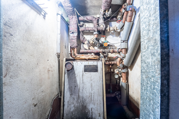 Suterén domu a původní technické vybavení - Prodej domu 150 m², Městec Králové