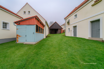 vizualizace dvora - Prodej domu 156 m², Kočín