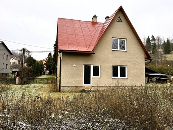 Pohled na dům ze zahrady - Prodej domu 170 m², Karolinka