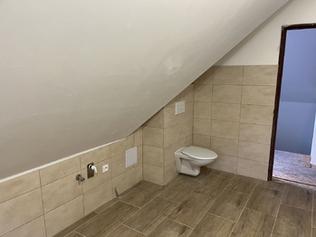Koupelna v podkroví - Prodej domu 170 m², Karolinka