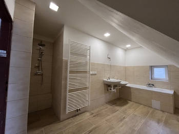 Koupelna v podkroví - Prodej domu 170 m², Karolinka