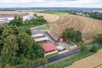 Letecký pohled na areál - Pronájem skladovacích prostor 676 m², Červené Pečky 