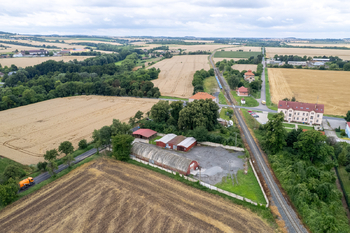 Letecký pohled na areál - Pronájem skladovacích prostor 676 m², Červené Pečky
