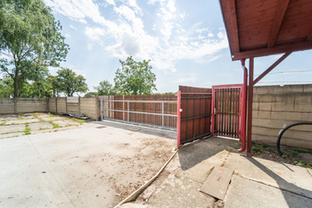 Vjezd do areálu - Pronájem skladovacích prostor 676 m², Červené Pečky