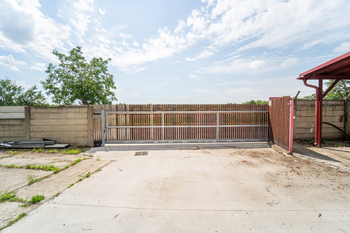 Vjezd do areálu - Pronájem skladovacích prostor 676 m², Červené Pečky
