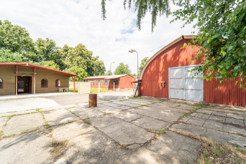 Pohled na velkou halu a okolní prostor - Pronájem skladovacích prostor 676 m², Červené Pečky