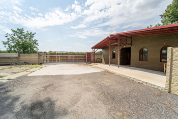 Vjezd do areálu a kanceláře - Pronájem skladovacích prostor 676 m², Červené Pečky