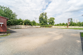 Volný pozemek v zadní části areálu - Pronájem skladovacích prostor 676 m², Červené Pečky