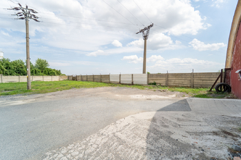 Volný pozemek v zadní části areálu - Pronájem skladovacích prostor 676 m², Červené Pečky