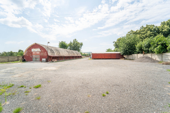 Volný pozemek v zadní části areálu - Pronájem skladovacích prostor 676 m², Červené Pečky