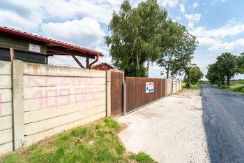 Vstup do areálu - Pronájem skladovacích prostor 676 m², Červené Pečky