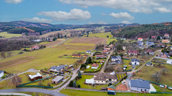 Pohled z hlavní silnice - Pronájem pozemku 928 m², Drevníky