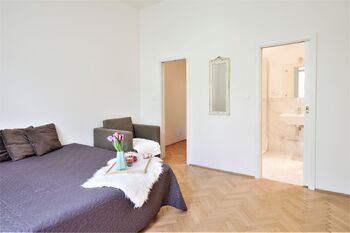 Ložnice se šatnou a koupelnou - Pronájem bytu 3+kk v osobním vlastnictví 75 m², Praha 8 - Karlín