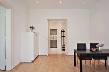 Obývací pokoj s průhledem do kuchyňského koutu - Pronájem bytu 3+kk v osobním vlastnictví 75 m², Praha 8 - Karlín