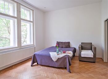 Ložnice se šatnou a koupelnou - Pronájem bytu 3+kk v osobním vlastnictví 75 m², Praha 8 - Karlín
