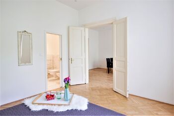 Ložnice se šatnou a koupelnou - Pronájem bytu 3+kk v osobním vlastnictví 75 m², Praha 8 - Karlín