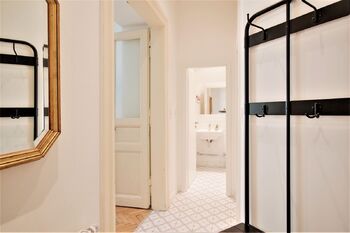 Předsíň a druhá koupelna - Pronájem bytu 3+kk v osobním vlastnictví 75 m², Praha 8 - Karlín