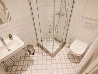 Druhá koupelna - Pronájem bytu 3+kk v osobním vlastnictví 75 m², Praha 8 - Karlín