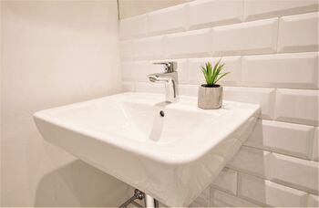 Druhá koupelna - Pronájem bytu 3+kk v osobním vlastnictví 75 m², Praha 8 - Karlín