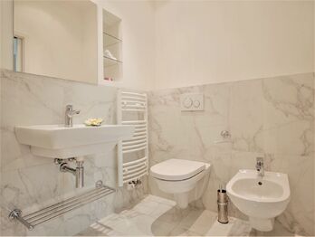 Koupelna u ložnice - Pronájem bytu 3+kk v osobním vlastnictví 75 m², Praha 8 - Karlín