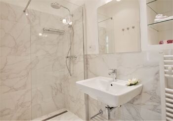 Koupelna u ložnice - Pronájem bytu 3+kk v osobním vlastnictví 75 m², Praha 8 - Karlín