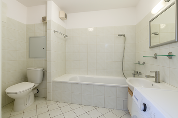 koupelna - Prodej bytu 3+kk v družstevním vlastnictví 82 m², Nymburk